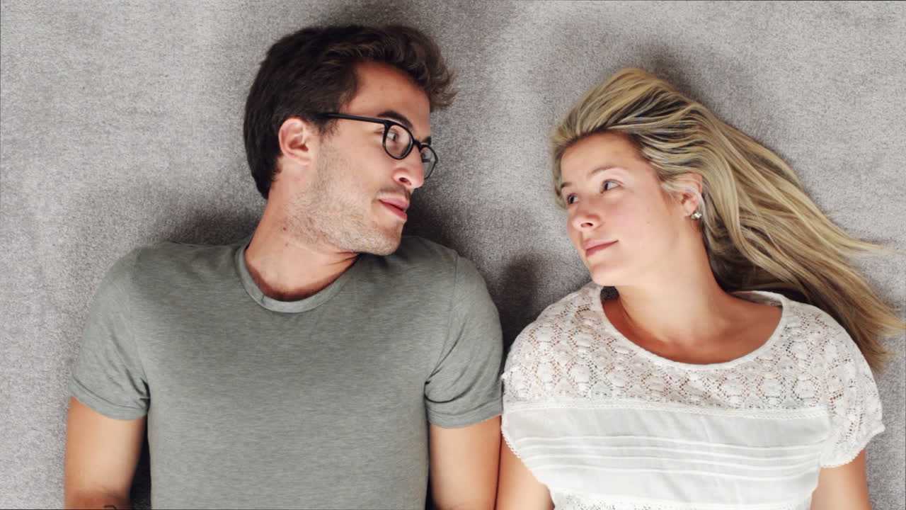 집 에서 대화 하는 젊은 부부