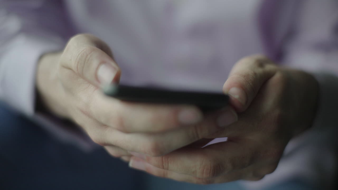 persona que utiliza un teléfono inteligente