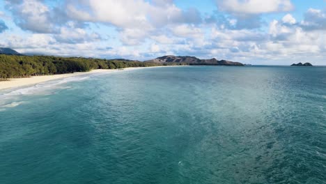 Drohnenvideo-Von-Wunderschönem,-Klarem-Wasser-Vor-Waimanalo,-Oahu,-Hawaii,-Tiefes-Blau-Des-Ozeans-Mit-Weißem-Sandstrand,-Sonniges-Tropenparadies-Mittags,-Mit-Inseln-Im-Hintergrund,-Die-Nach-Oben-Schwenken,-Um-Es-Zu-Sehen