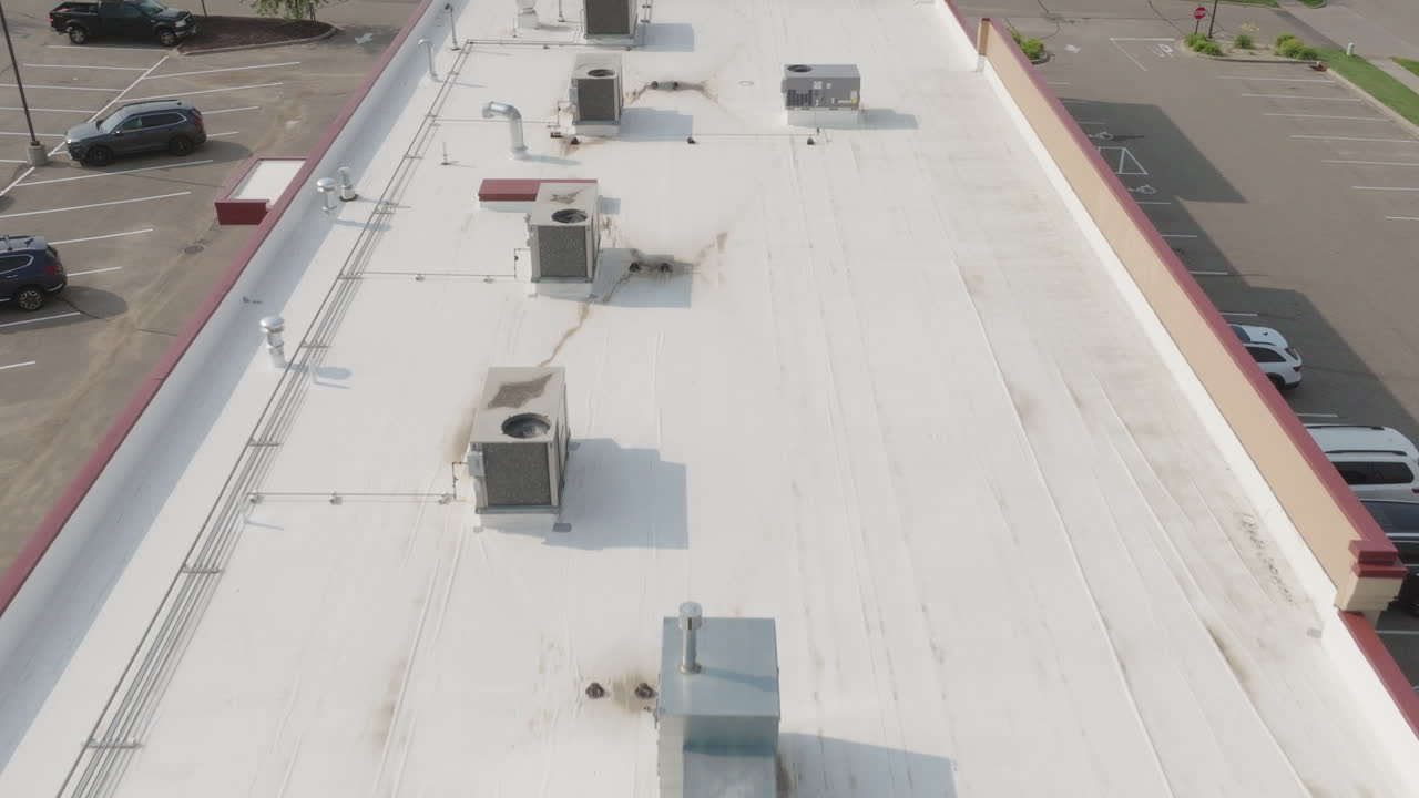 unidades de condensador hvac en el techo del edificio, antena