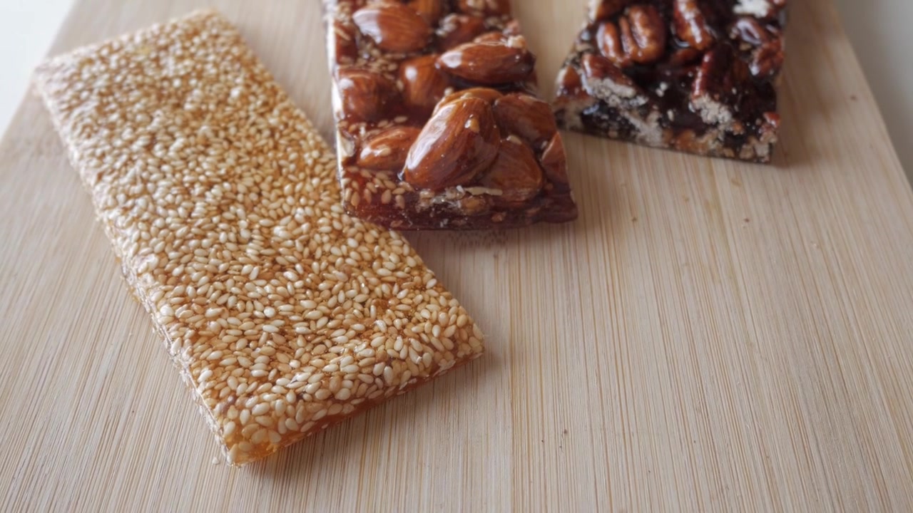 Utzoomet bilde av mandel- og sesambarer med honning. Tradisjonell spansk julegodt, Guirlaches.
