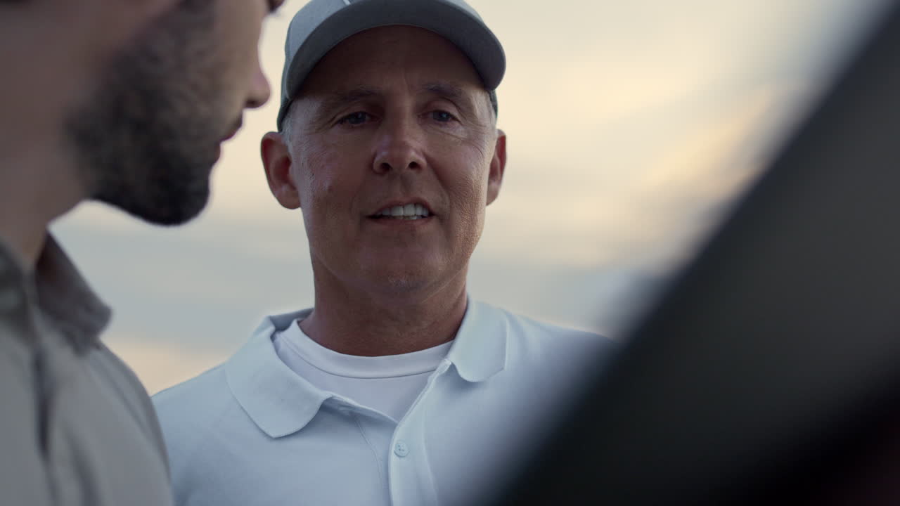 부유한 골퍼들이 온라인 비디오 채팅에서 태블릿을 찾고 부유한 아빠와 아들이 시간을 보내고 있습니다.