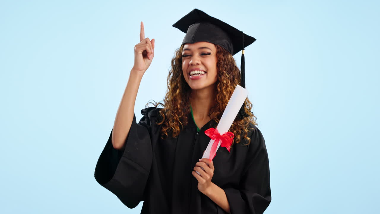 mujer feliz, estudiante y graduación apuntando hacia arriba