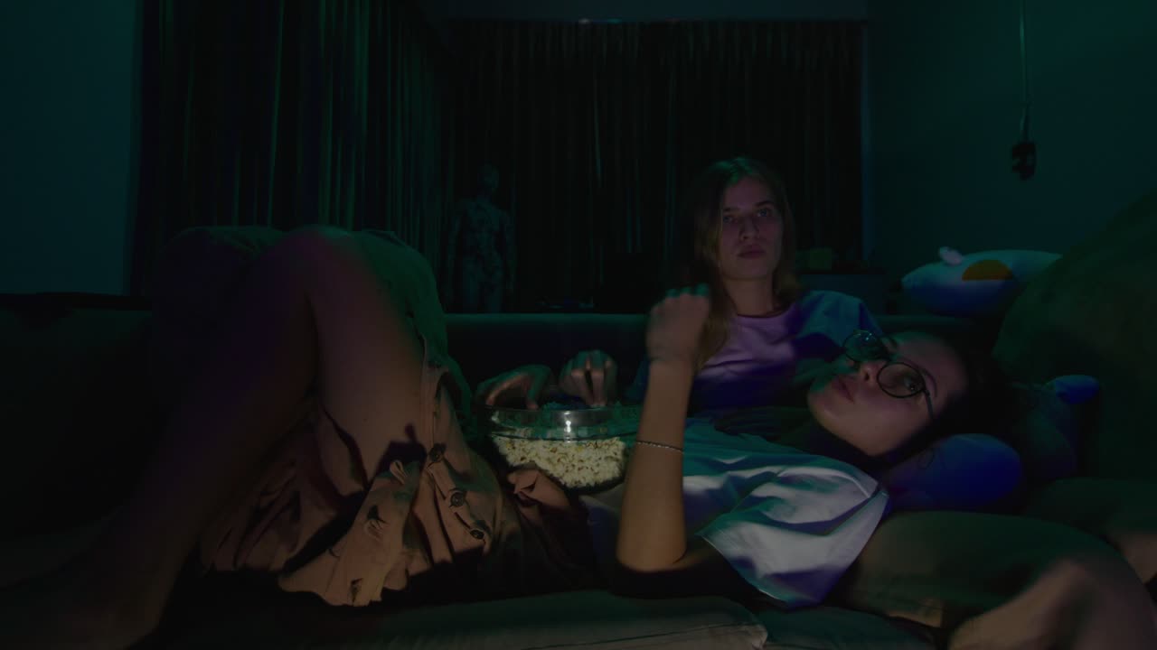 amigos viendo una película en casa