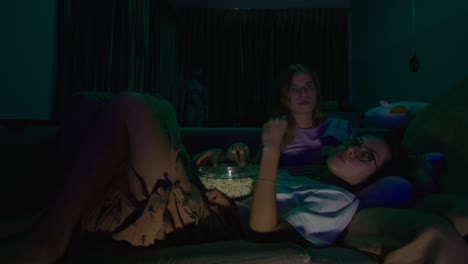 amigos viendo una película en casa