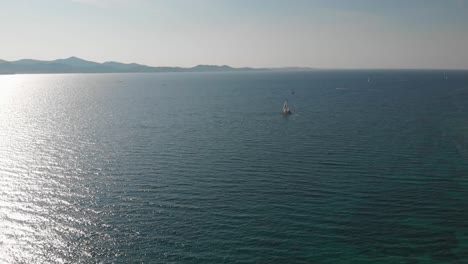 Día-Soleado-De-Verano-En-El-Adriático-Con-Veleros-Y-Ciudad-De-Zadar,-Playa-Y-Paseo-Costero