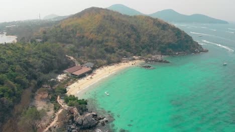 Complejo-Turístico-En-Una-Isla-Cubierta-De-Bosque-En-El-Océano-Azul