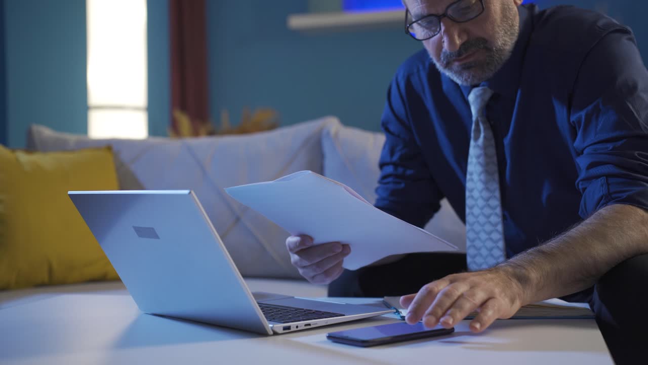 hombre de negocios en traje calculando en casa, presupuestos de la empresa, presupuesto del hogar.