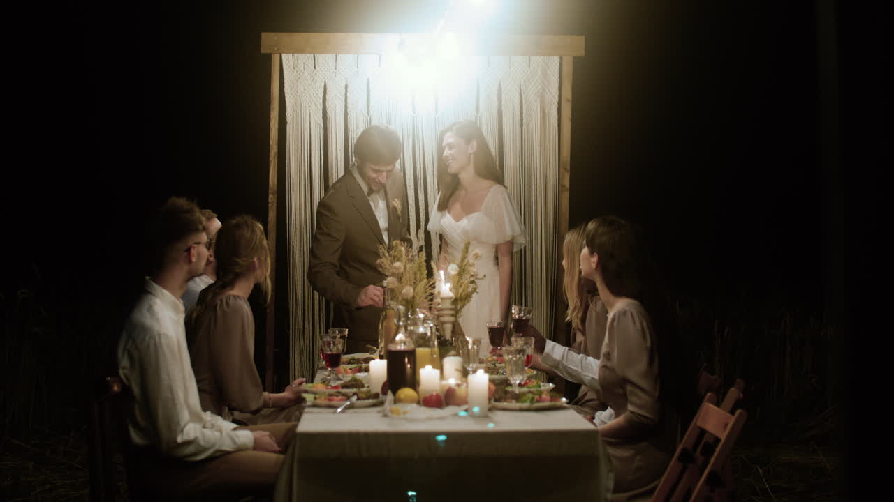 결혼식 날 에 사랑 에 빠진 부부