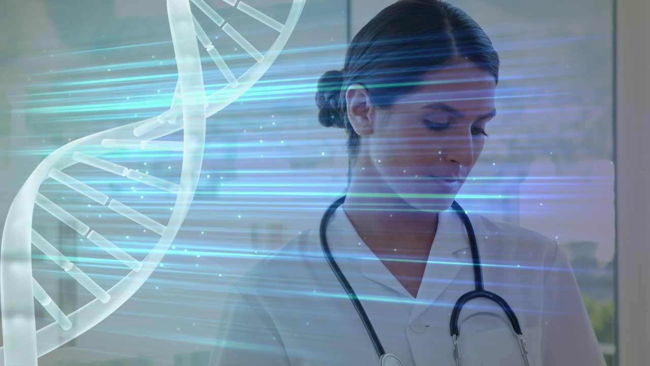Animazione di una doppia elica di DNA rotante grafica e un fascio di luce sopra una dottoressa che usa un computer.