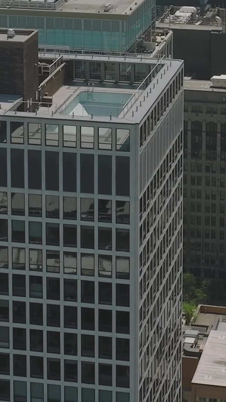 Vista aérea del moderno horizonte de Chicago y sus espacios verdes
