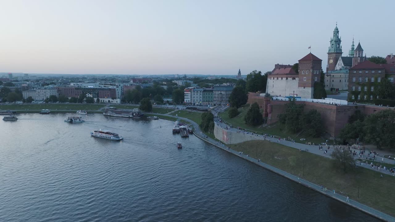 tomada aérea de cracovia, polonia. castillo de wawel. ciudad vieja con el río vistula al amanecer.