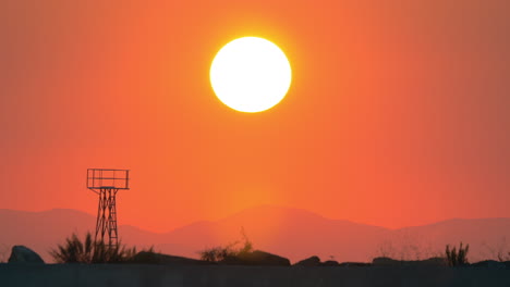 la puesta de sol en el cielo de la tarde