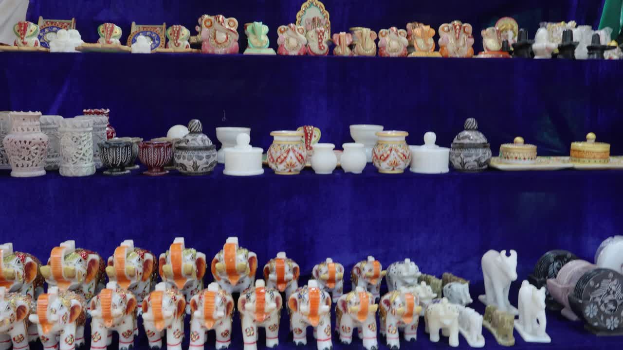 casa tradicional de la tribu rural hecha de ramas y barro en la aldea durante el día