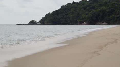 Salude-Suavemente-En-La-Playa-En-Un-Día-Brumoso.