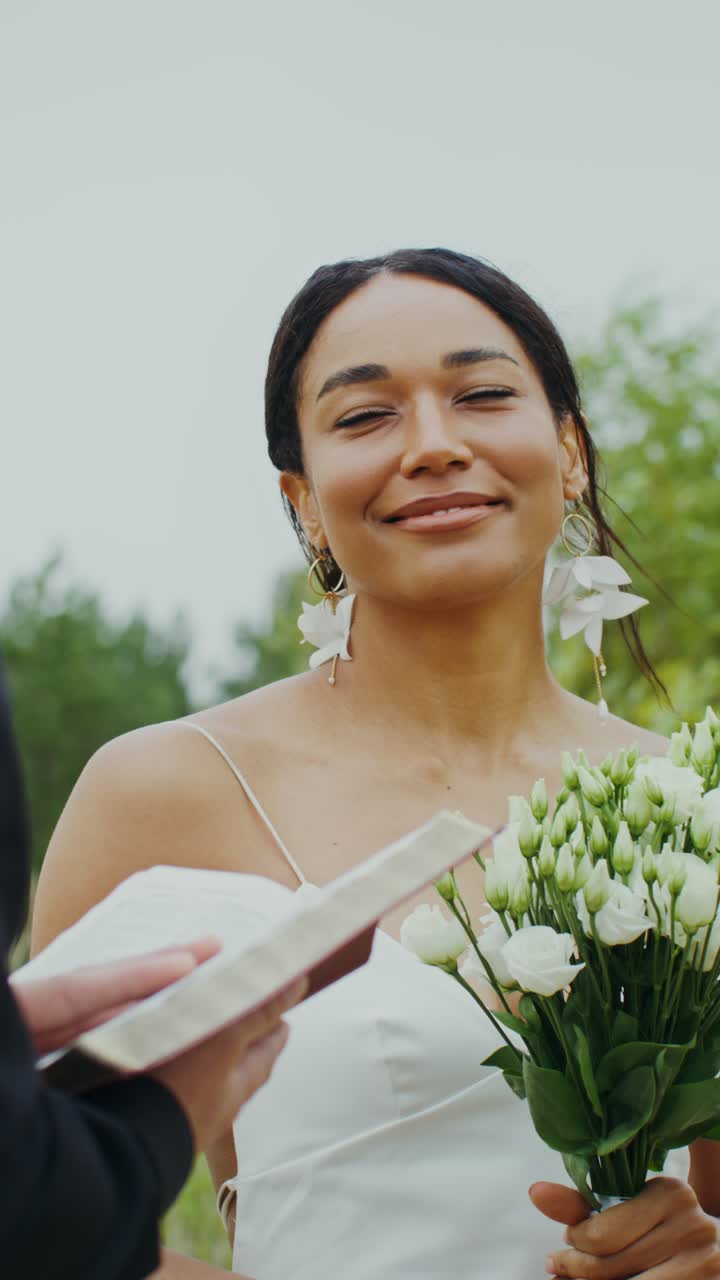 Bella sposa con fiori alla cerimonia di nozze