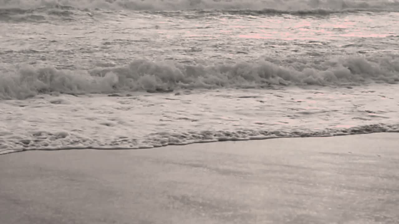 늦은 저녁 해변에서 슬로우 모션 파도