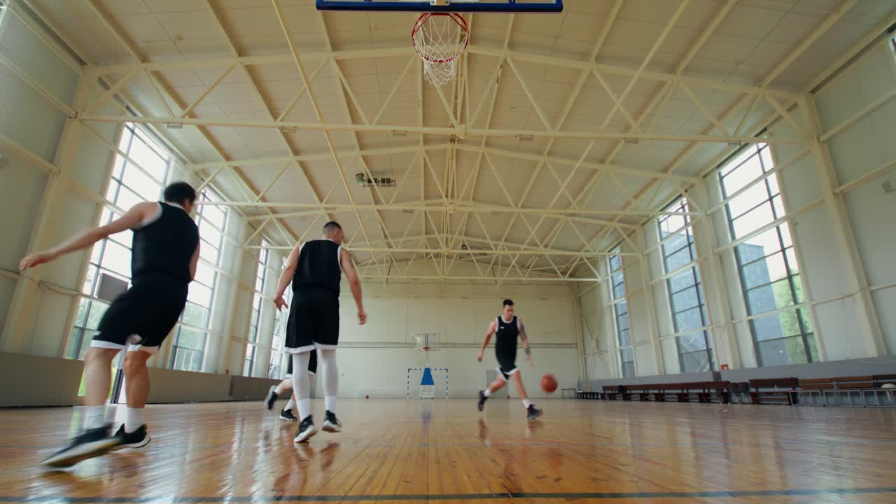 Pemain bola basket berlatih di gym