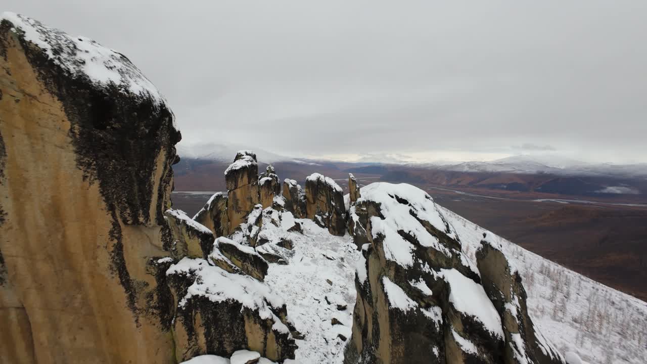 volar por encima de impresionantes cadenas montañosas cubiertas de nieve y paisajes rocosos en una remota zona silvestre mientras experimenta la belleza de la naturaleza
