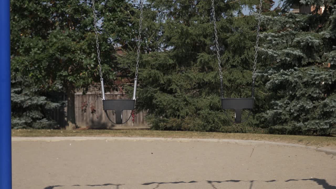 swing verano día caliente al mediodía juego de diversiones brillante