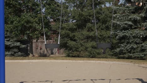 swing verano día caliente al mediodía juego de diversiones brillante