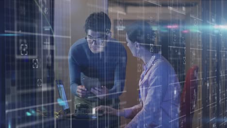 animación del procesamiento de datos sobre diversos hombres y mujeres que trabajan en computadora portátil en la sala de servidores