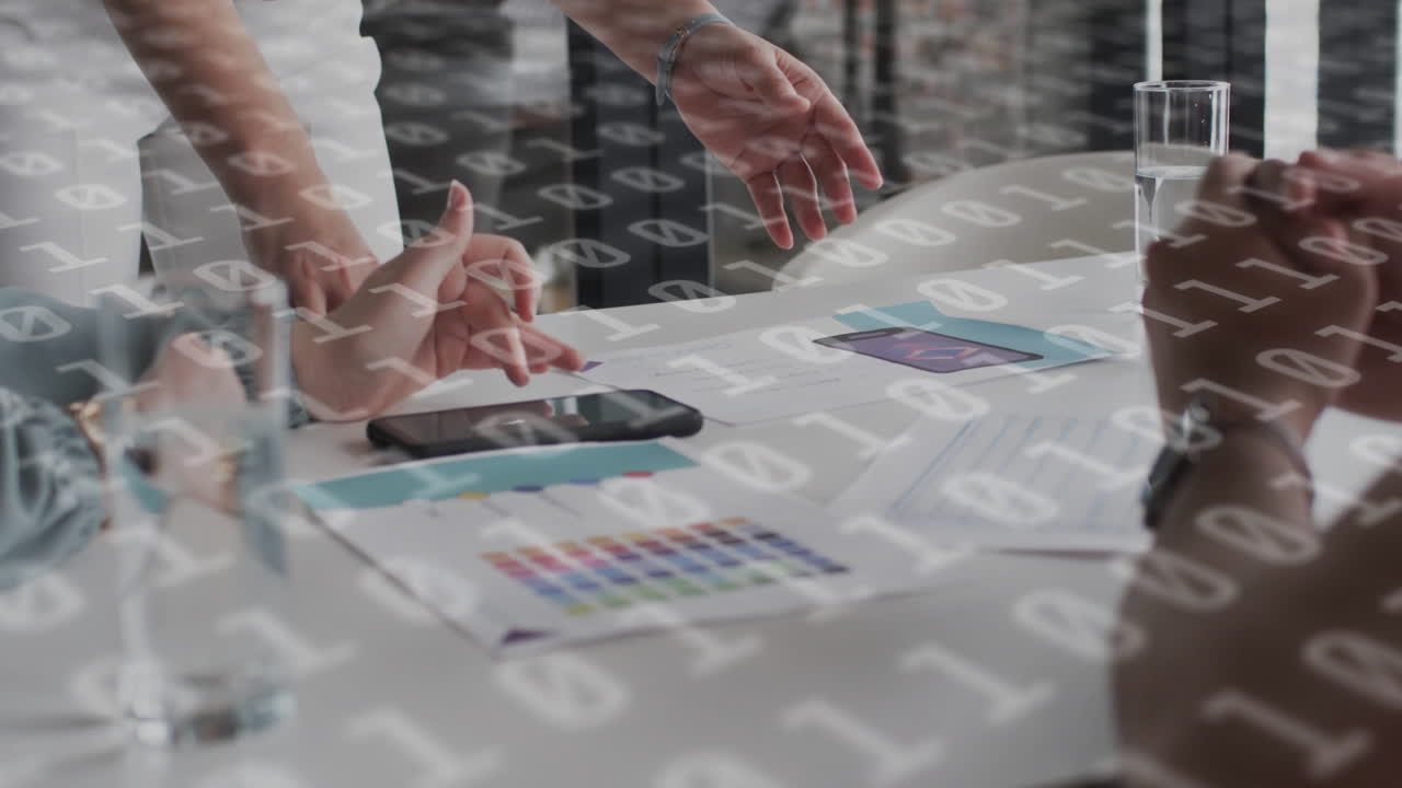 사무실에서 다양한 비즈니스 사람들 위에서 이진 코딩 데이터 처리의 애니메이션