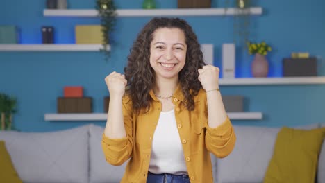 la joven feliz se regocija.