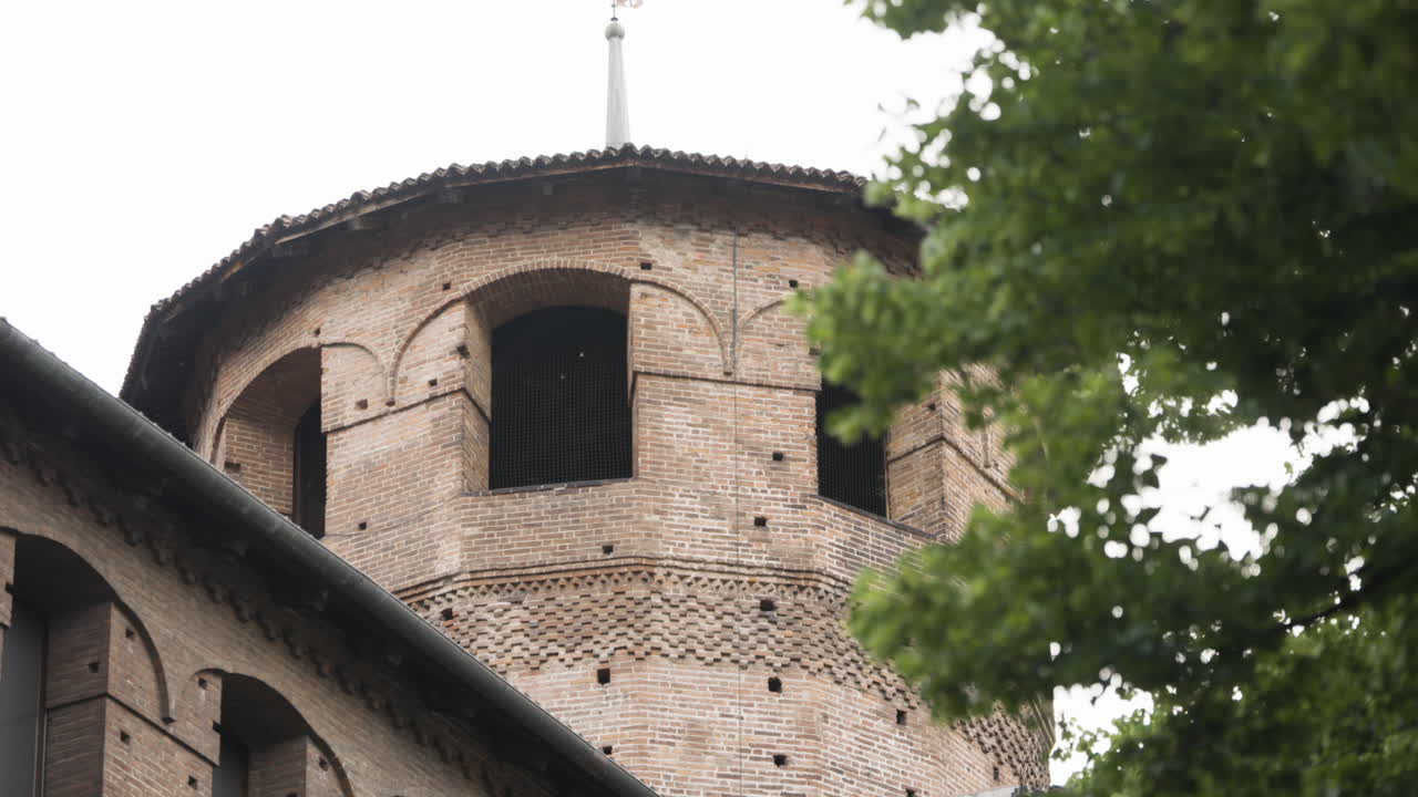 이탈리아 토리노에 있는 오래된 기념물의 부드러운 이동 샷