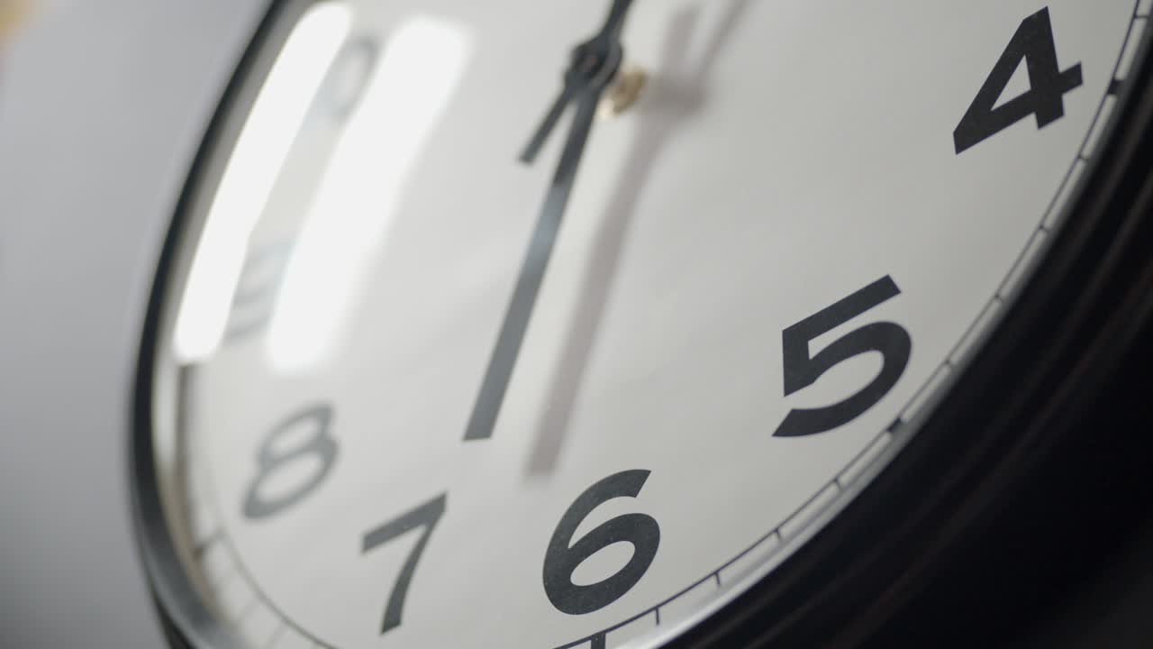 reloj blanco cerca en el lapso de tiempo en la pared gris oscuro