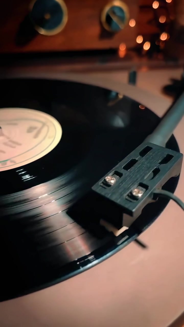 Primo piano di un disco in vinile che gira su un giradischi