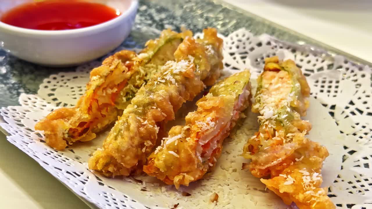 アジア料理店にある天ぷらの衣と甘酢ソース。クローズアップ。