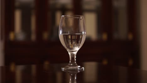 gouttes d'eau dans le verre à vin