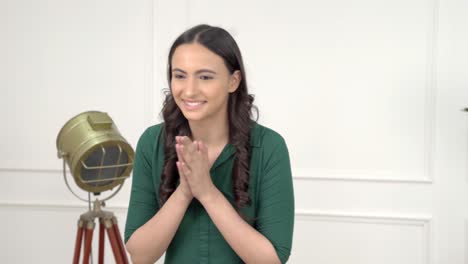 mujer india saludando a todos en casa