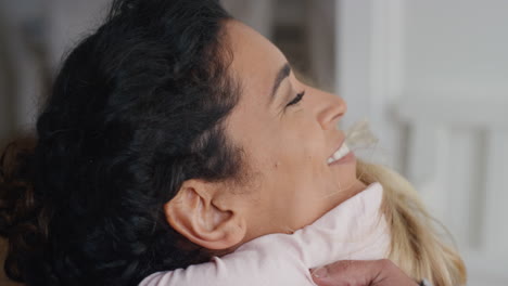 madre feliz abrazando niña pequeña sonriendo disfrutando del amor de su madre dando un abrazo al niño mostrando afecto en casa concepto de familia 4k metraje