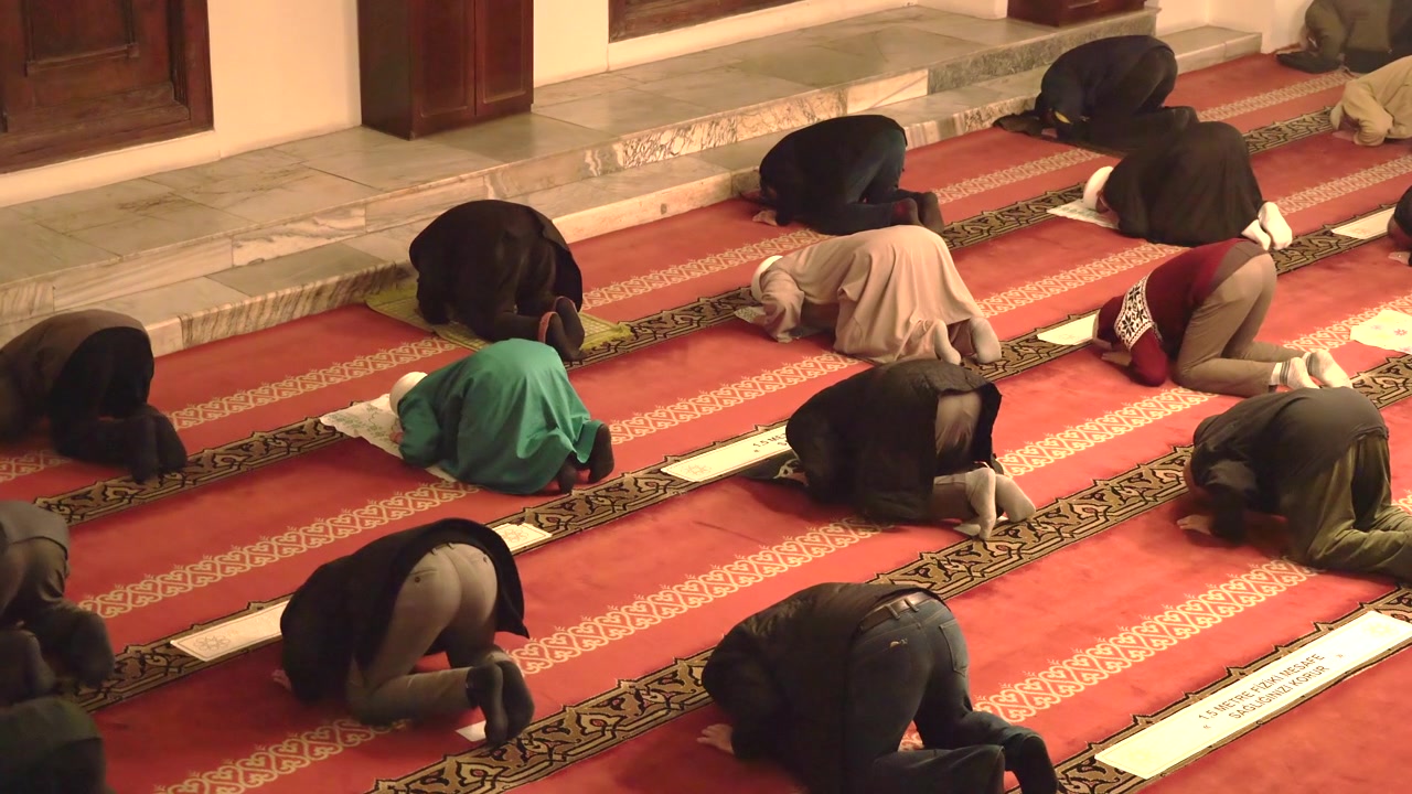 Bir camide namaz kılan Müslüman erkek grubu