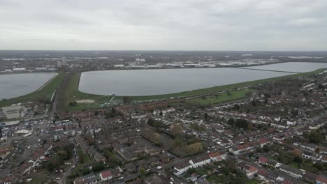 North-Chingford,-Essex,-4k-Luftaufnahmen-Mit-Reservoir