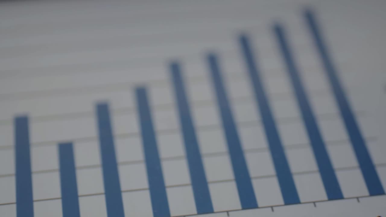 gráfico de barras financieras azul simple que se muestra en una tableta