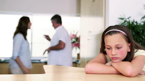 niña escuchando a sus padres peleando