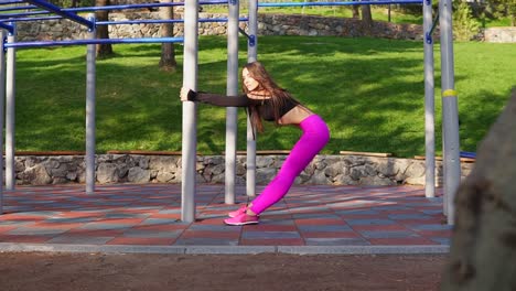 una joven flexible se está estirando después de una larga y desafiante sesión de carrera en el parque de la ciudad verde en una hermosa mañana soleada