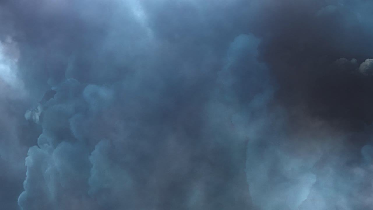 tormenta, cielo oscuro con relámpagos