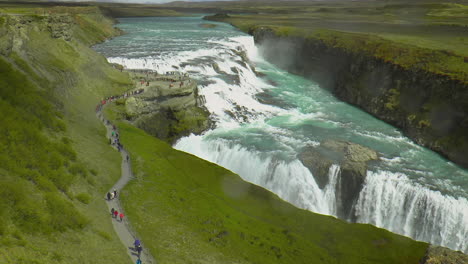 imágenes en cámara lenta de gullfoss - cascada ubicada en el cañón del río hvita en el suroeste de islandia