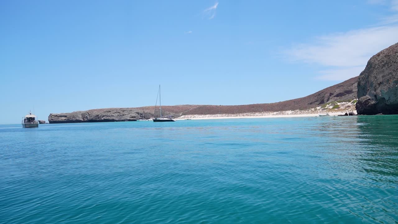 los barcos que navegan en la isla espiritu santo, cerca de la paz, baja california sur, méxico