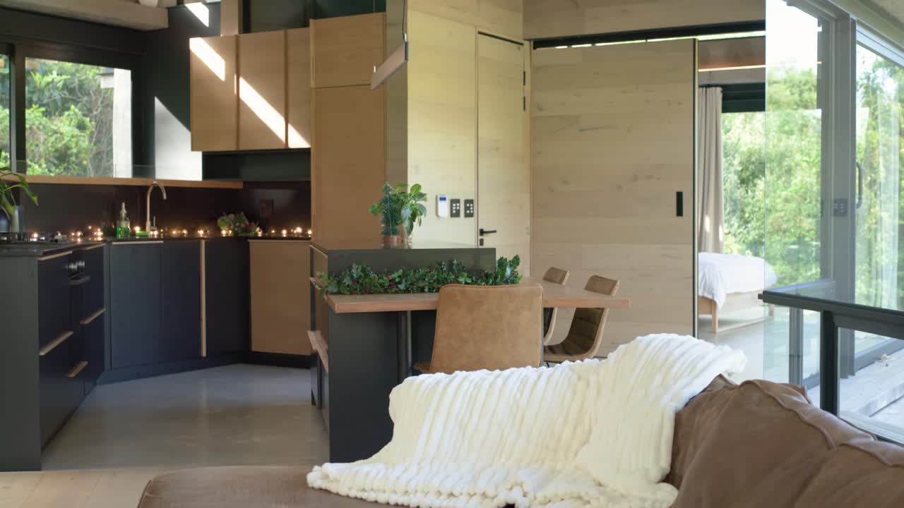 Clip iniziale con pannello in legno che scorre aprendosi e panoramica verso destra che rivela letto e vista sul giardino