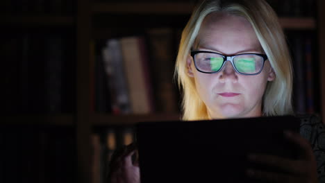 mujer en un estudio con una tableta a altas horas de la noche