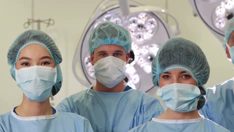 equipo quirúrgico mirando a la cámara en el quirófano