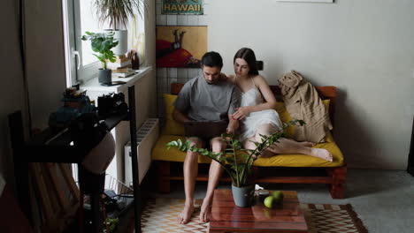 pareja sentada en el sofá en casa