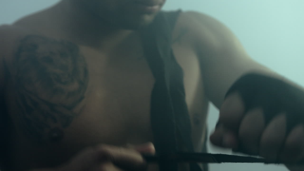 el luchador de artes marciales mixtas prepara el anillo de salida.