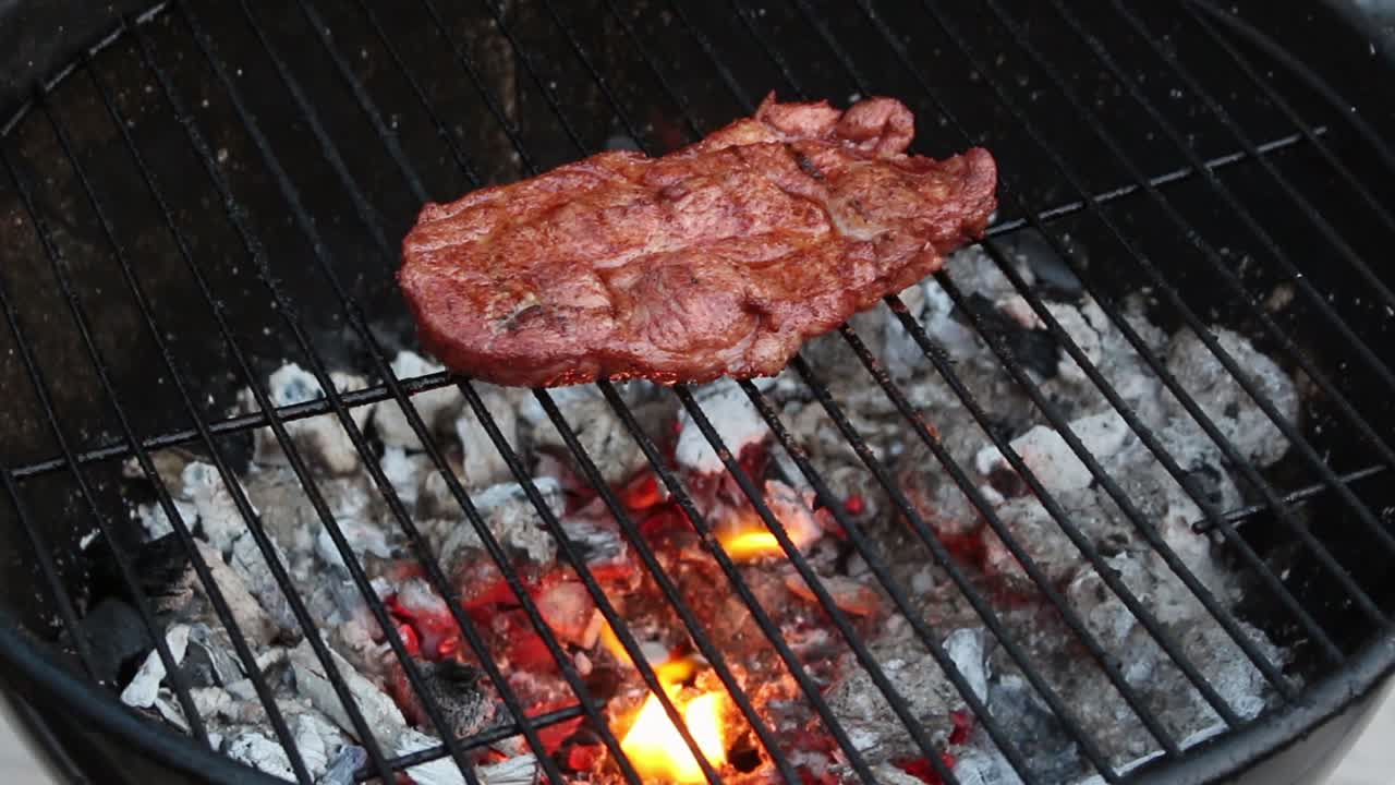 그릴에 스테이크