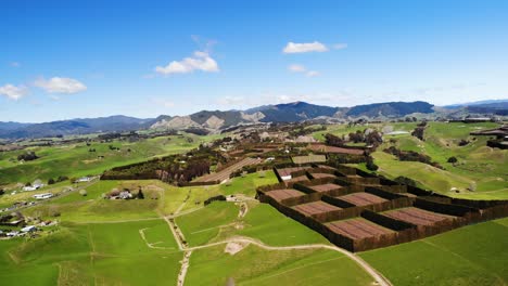 Wunderschöne-Luftaufnahmen-Der-Grünen-Landschaft-Der-Neuseeländischen-Landwirtschaft-Mit-Klarem-Himmel